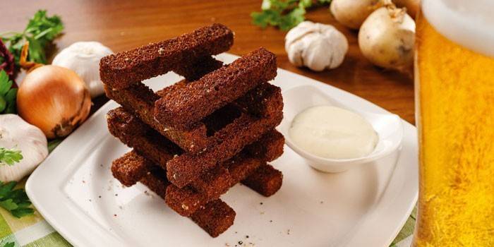 Bánh mì tỏi từ bánh mì Borodino trên đĩa