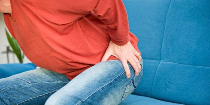 Người đàn ông ngồi trên ghế sofa