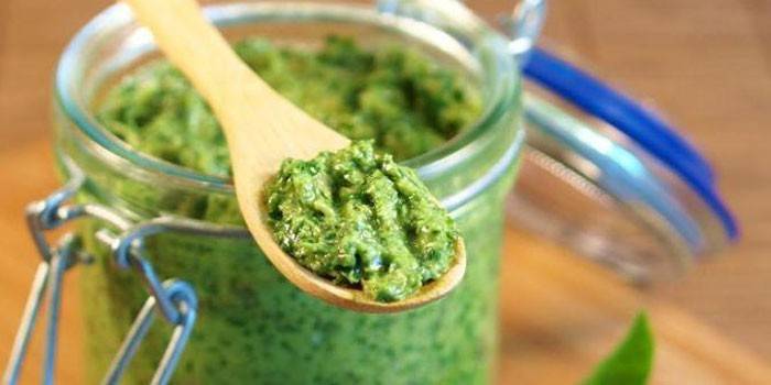 Pesto burkā un koka karoti