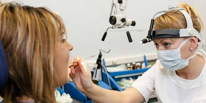 Doktor bademciklerin elektrokoagülasyonunu yapar