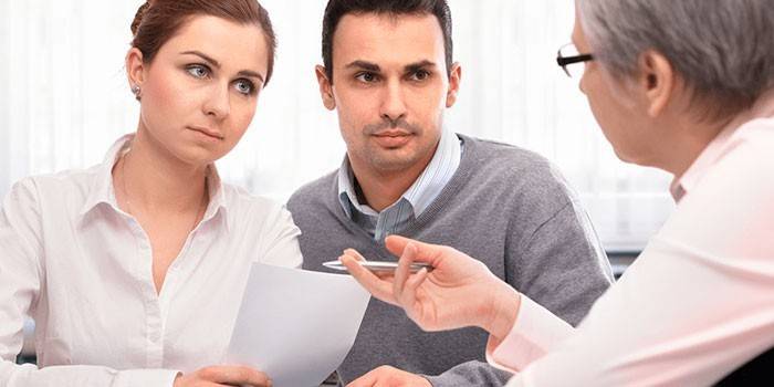 Um homem e uma mulher em uma consulta especializada
