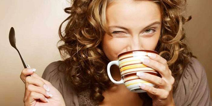Fille boit du thé dans une tasse