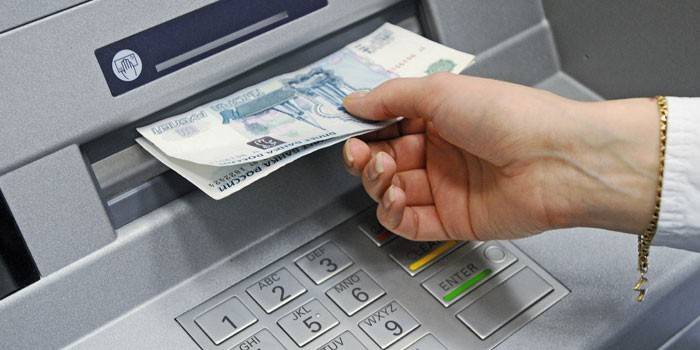 Lány készpénzt kap egy ATM-en