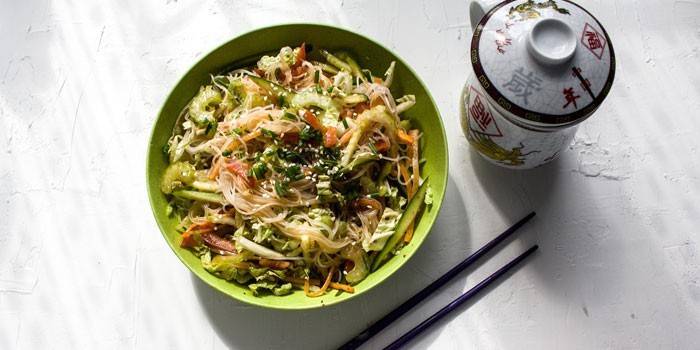 Asiatisk suppe med funchose før du tilsetter buljong