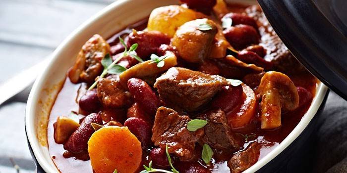 Guisado com carne, cogumelos e batatas