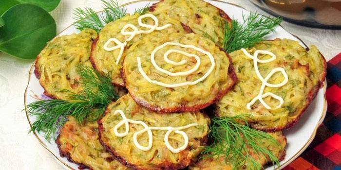 Tortitas de patata con crema agria en un plato