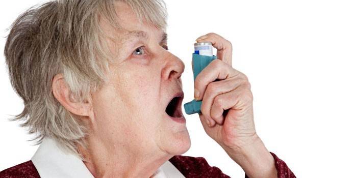Frau hat Asthma bronchiale