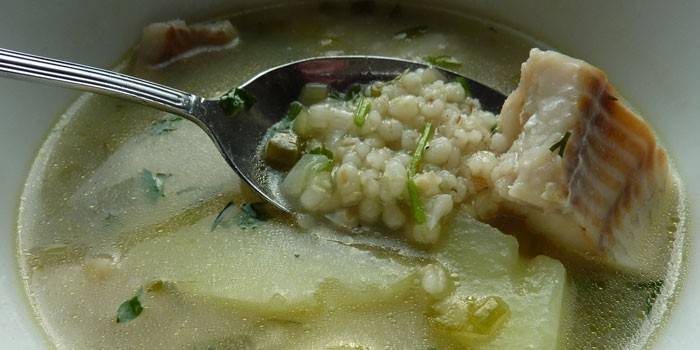 Soupe d'orge perlée dans un bouillon de poisson