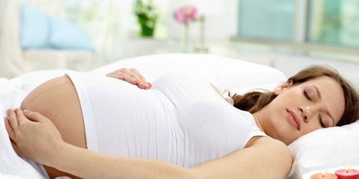 Femeie însărcinată care doarme