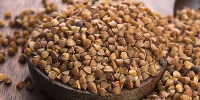 Granos de trigo sarraceno en un plato