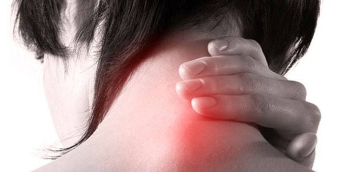 La ragazza ha dolore al collo