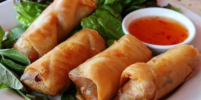 Rollitos de primavera fritos con salsa en un plato