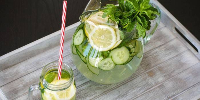 Sassi nước trong bình và cốc trên khay
