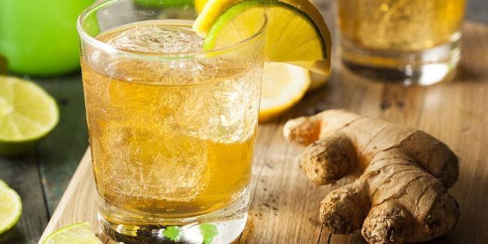 Bir bardak soğuk zencefil ve limon içecek