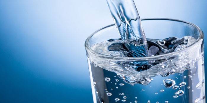 Wasser in ein Glas