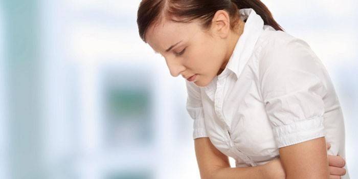 Cô gái bị đau bụng