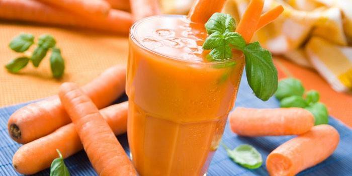Jugo de zanahoria en un vaso