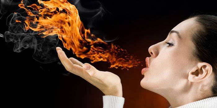 La ragazza respira il fuoco