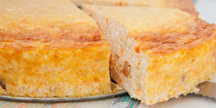 Casseruola di ricotta. uvetta e carote