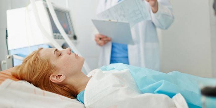 Fată într-un spital