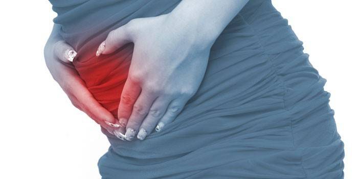 Cô gái bị đau bụng dưới