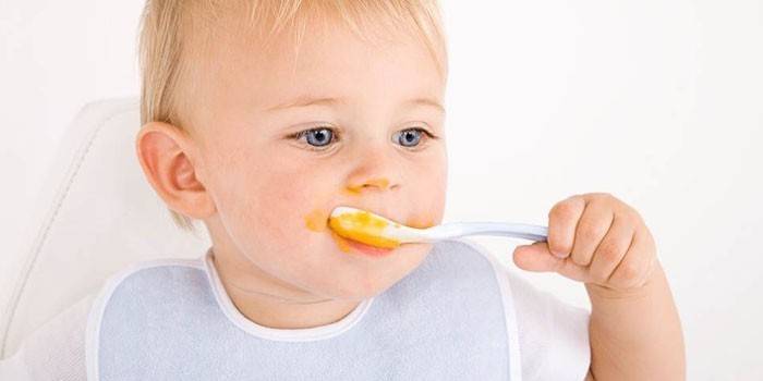 L'enfant mange