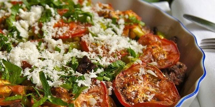 Печено месо са поврћем, печуркама и фета сиром