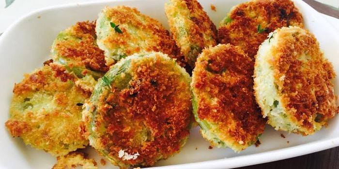 Sarımsaklı ekmekli kızarmış yeşil domates dilimleri