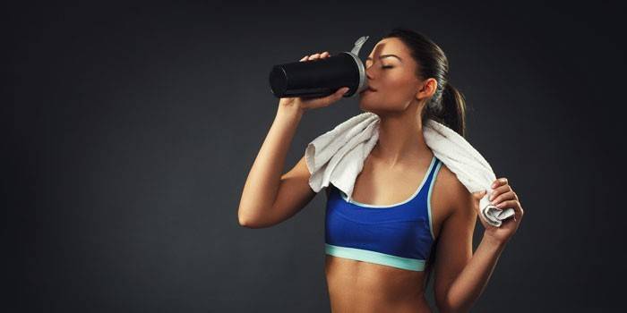 Kız protein içeceği içer