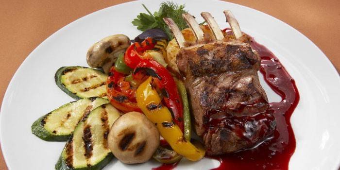 Jahňacie stehno s grilovanou zeleninou a barbecue omáčkou