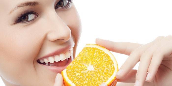 Mädchen mit einer Orange