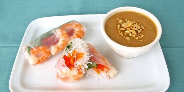 Rollitos de gambas con verduras y salsa de maní