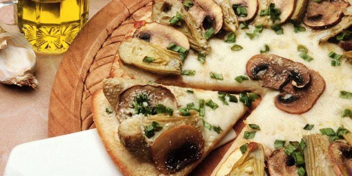 Hausgemachte Pizza mit Champignons