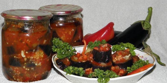 Baklažāni ziemai ar ķiplokiem tomātā šķīvī un burkās