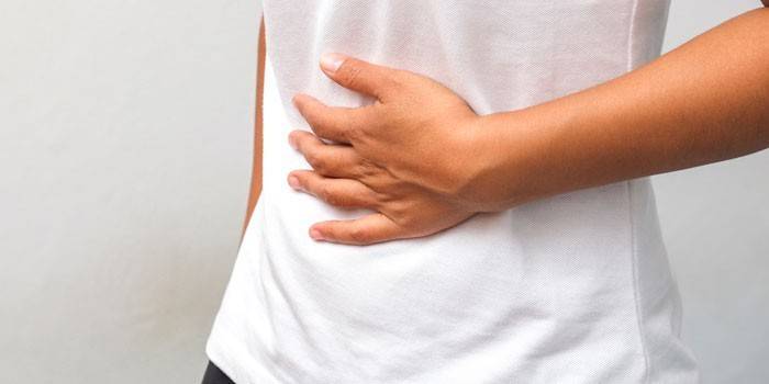 Frau hält ihre Hand auf dem Bauch