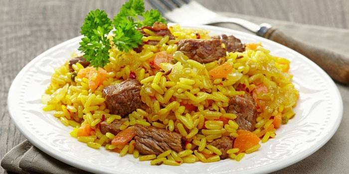 Kenyér pilaf marhahús egy tányérra