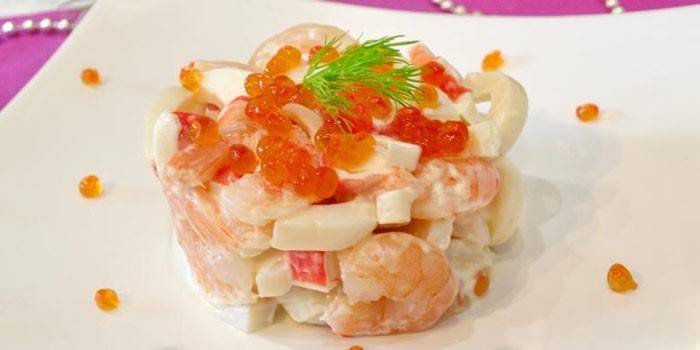 Ensalada de Neptuno con caviar rojo, camarones y palitos de cangrejo