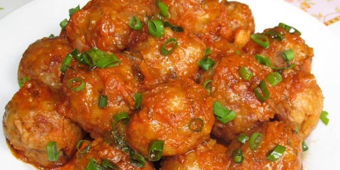 Thịt viên làm sẵn trong nước sốt trên đĩa