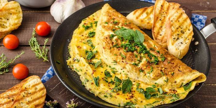 Omelet med urter i en gryde