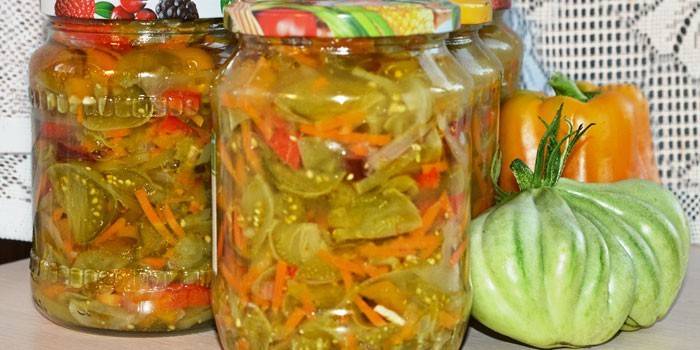 Kavanoz içinde yeşil domates hazır baharatlı salata