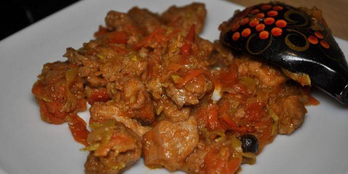 Carne de porco assada com legumes em um prato