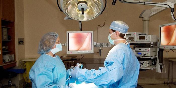 Los doctores realizan una operación