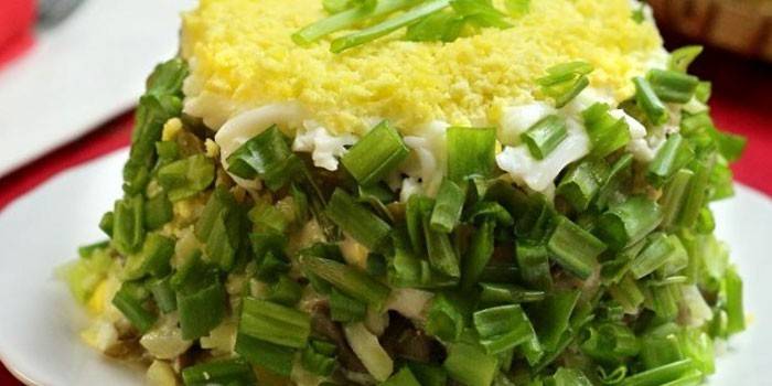 Blätterteig-Salat mit Champignons und Frühlingszwiebeln