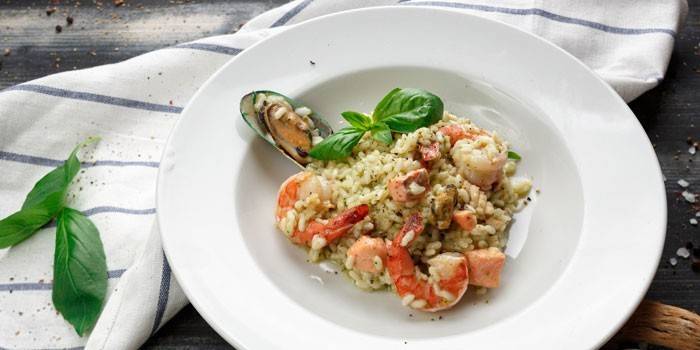 Risotto aux fruits de mer sur une assiette