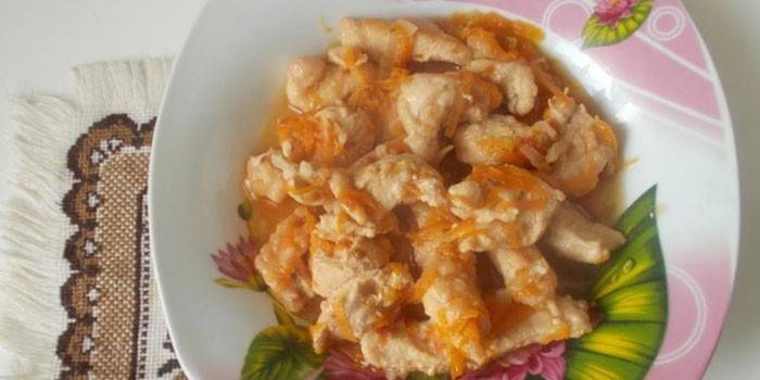 Jautienos stroganoffas su vištiena ir morkomis lėkštėje