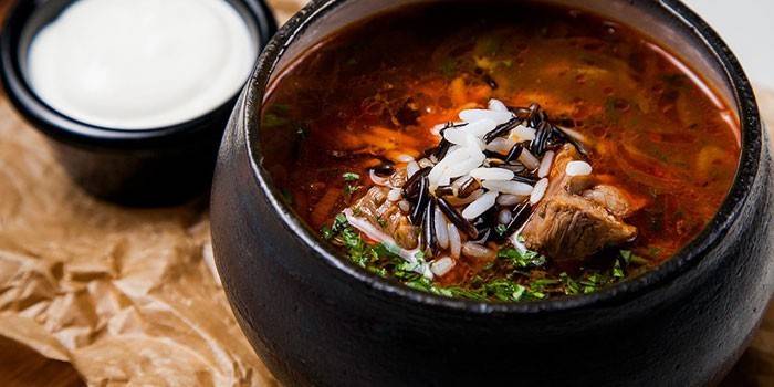 Sopa de panela de cordeiro e arroz selvagem kharcho