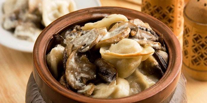 Quenelles de champignons aux champignons dans une casserole