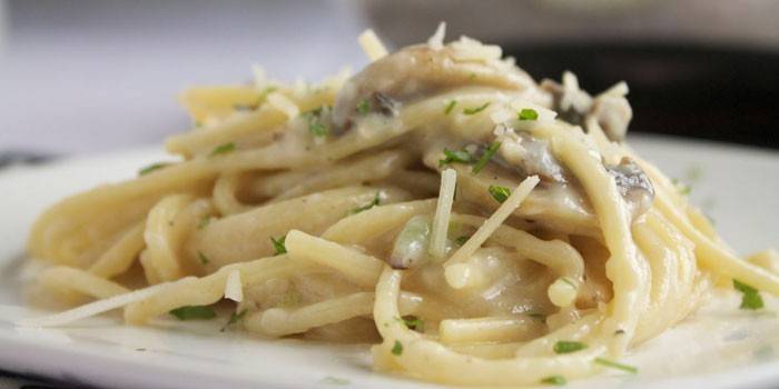 Pâtes maison avec sauce à la crème, poulet et champignons