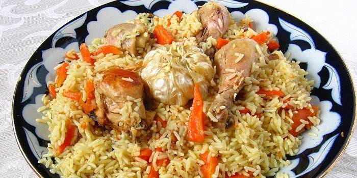 Pilaf saboroso com pernas de frango