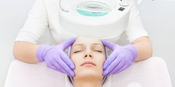 Batang babae sa appointment ng beautician